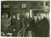 Fotografia de Dwight D. Eisenhower com Fernando dos Santos Costa, Américo Tomás e outros oficiais do Exército português, em Lisboa, durante uma reunião da Organização do Tratado do Atlântico Norte (OTAN-NATO)