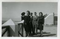 Fotografia de Gertrudes Tomás com as filhas Maria Madalena e Maria Natália, familiares e amigos durante um passeio à Ericeira