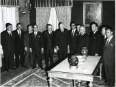 Fotografia de Américo Tomás no Palácio de Belém, recebendo em audiência José Inocêncio Camacho de Freitas e vários presidentes da Câmara da Ilha da Madeira