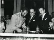 Fotografia de Hailé Salassié I e França Borges, por ocasião da sua visita de Estado a Portugal, no salão Nobre da Câmara Municipal de Lisboa.