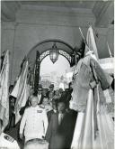 Fotografia de Américo Tomás, acompanhado por António Augusto Peixoto Correia e por José Augusto da Costa Almeida, entrando na Câmara Municipal de Lourenço Marques, por ocasião da visita de estado efetuada a Moçambique