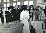 Fotografia de Américo Tomás na cerimónia da inauguração duma instalação da Marinha Portuguesa