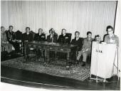 Fotografia de Américo Tomás no Instituto dos Altos Estudos Militares em Pedroços, acompanhado por Quintanilha e Mendonça Dias, presidindo à sessão solene de abertura do novo ano letivo