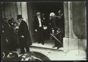 Fotografia de Manuel Arriaga durante a visita que efetuou à Escola de Guerra