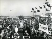 Fotografia de Américo Tomás saudando a população no interior da viatura oficial na cidade de Tete, durante a visita de estado efetuada a Moçambique