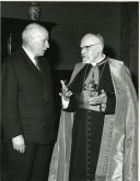 Fotografia de Américo Tomás em audiência com D. José da Costa Nunes no Palácio de Belém em Lisboa