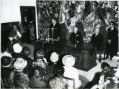 Fotografia de Presidente da República Américo Tomás inaugurando o Palácio da Justiça em Santa Comba Dão, por ocasião da visita oficial ao distrito de Viseu, de 26 a 30 de abril de 1965
