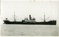 Fotografia do vapor “Sete Cidades”, construído nos estaleiros alemães sob o nome de “Louise Bachofen”, entrando no rio Tejo