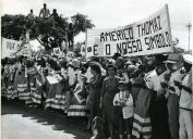 Fotografia da população assistindo ao cortejo de Américo Tomás na cidade da Beira, por ocasião da visita de estado efetuada a Moçambique