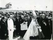 Fotografia de Américo Tomás, acompanhado por António Augusto Peixoto Correia na Ilha da Madeira, por ocasião da inauguração do Aeroporto do Funchal