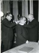 Fotografia de Américo Tomás durante a entrega de prémios literários e condecorações no Secretariado Nacional de Informação em Lisboa