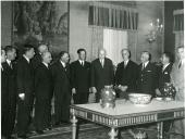 Fotografia de Américo Tomás no Palácio Nacional de Belém, recebendo em audiência as forças vivas do distrito de Bragança