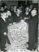Fotografia de Américo Tomás durante as comemorações do 1.º centenário do jornal Diário de Notícias em Lisboa