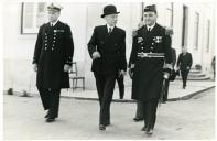 Fotografia de Américo Tomás ao lado de Ósar Carmona por ocasião da visita do Chefe do Estado à Escola Naval, no Alfeite