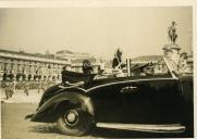 Fotografia de Américo Tomás acompanhado por Hailé Sélassié no Terreiro do Paço, por ocasião da visita oficial do imperador da Etiópia a Portugal.