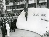 Fotografia de Américo Tomás, acompanhado por Inocêncio Galvão Teles na Praça do Brasil, em Setúbal, descerrando o busto do poeta brasileiro Olavo Bilac, por ocasião das comemorações do II Centenário do nascimento do poeta Bocage