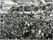 Fotografia de Américo Tomás circulando ao cortejo automóvel, por ocasião da visita oficial efetuada ao Algarve, de 10 a 14 de julho de 1965