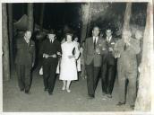 Fotografia de Américo Tomás, acompanhado por Gertrudes Rodrigues Tomás, por ocasião da visita oficial efetuada às novas instalações da Creche José Luís