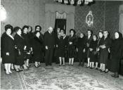 Fotografia de Américo Tomás no Palácio de Belém, recebendo em audiência um conjunto de mães representantes das províncias de Portugal