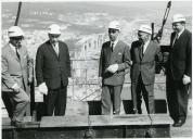 Fotografia de Américo Tomás, acompanhado por  Eduardo de Arantes e Oliveira, visitando as obras de construção da ponte sobre o rio Tejo