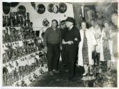 Fotografia de Américo Tomás, acompanhado por Gertrudes Rodrigues Tomás, por ocasião da visita oficial efetuada à Feira de Artesanato do Estoril