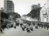 Fotografia de Américo Tomás circulando em cortejo automóvel pelas ruas de Luanda, por ocasião de uma visita de estado efetuada a Angola