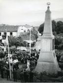 Fotografia de Américo Tomás depositando uma coroa da flores junto a um monumento de homenagem aos soldados portugueses mortos na Primeira Guerra Mundial, por ocasião da visita oficial efetuada ao distrito da Guarda