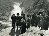 Fotografia de Américo Tomás no futuro local da barragem de Bemposta