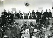 Fotografia de Américo Tomás acompanhado de várias individualidades assistindo à sessão solene comemorativa do 38.: aniversário da Federação das Coletividades de Cultura e Recreio