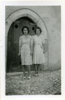 Fotografia de Maria Natália e Maria Madalena, filhas de Américo Tomás, no Palácio Nacional de Sintra durante um passeio pela vila de Sintra