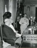 Fotografia de Américo Tomás, acompanhado por António Augusto Peixoto Correia, ouvindo o discurso proferido por José Augusto da Costa Almeida na Câmara Municipal de Lourenço Marques, por ocasião da visita de estado efetuada a Moçambique