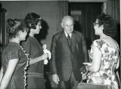 Fotografia de Américo Tomás no Palácio de Belém recebendo eu audiência várias senhoras de famílias de Nairóbi 