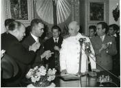 Fotografia de Américo Tomás e de Eduardo de Arantes e Oliveira durante uma cerimónia oficial