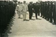 Fotografia de Américo Tomás passando em revista às tropas da Escola de Eletromecânica, por ocasião da sua visita ao Centro de Instrução Almirante Wandenkolk (C.I.A.W.)