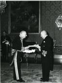 Fotografia de Américo Tomás no Palácio de Belém, presidindo à cerimónia de apresentação de credenciais pelo embaixador da Itália em Portugal