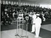 Fotografia de Américo Tomás acompanhado por António de Oliveira Salazar, atribuindo condecorações por ocasião da cerimónia de inauguração da Ponte Salazar, atualmente denominada Ponte 25 de Abril