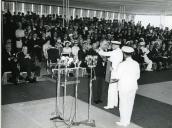 Fotografia de Américo Tomás acompanhado por António de Oliveira Salazar, atribuindo condecorações por ocasião da cerimónia de inauguração da Ponte Salazar, atualmente denominada Ponte 25 de Abril