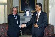 Aníbal Cavaco Silva com Charles Haughey, Primeiro-Ministro da Irlanda, durante a sua visita a Portugal. Reunião.