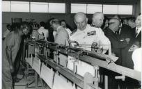 Fotografia de Américo Tomás, acompanhado por António Augusto Peixoto Correia, inaugurando o Centro o Emissor de Mulenvos em Luanda, por ocasião de uma paragem de três dias em Angola, durante o regresso da visita de estado efetuada a Moçambique