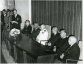 Fotografia de Américo Tomás, acompanhado por Alfredo Rodrigues dos Santos Júnior, por ocasião da visita efetuada ao Museu de Etnologia do Porto