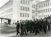Fotografia de Américo Tomás acompanhado por Eduardo de Arantes e Oliveira inaugurando a Prisão-Hospital de Cascais