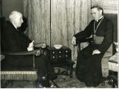 Fotografia de Américo Tomás no Palácio de Belém, recebendo em audiência Custódio Alvim Pereira