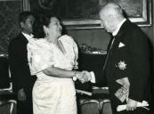 Fotografia de Américo Tomás no Palácio Nacional de Belém, presidindo à cerimónia de entrega de credenciais pela embaixadora da Filipinas em Portugal