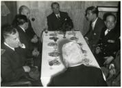 Fotografia de Américo Tomás, durante a receção ao Presidente da República Craveiro Lopes no navio-hospital “Gil Eannes”