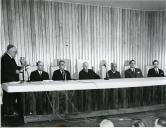 Fotografia de Américo Tomás, acompanhado por José João Gonçalves de Proença e por Alfredo Rodrigues dos Santos Júnior, durante a sessão de encerramento do III Colóquio Nacional do Trabalho