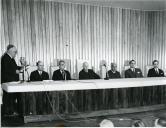 Fotografia de Américo Tomás, acompanhado por José João Gonçalves de Proença e por Alfredo Rodrigues dos Santos Júnior, durante a sessão de encerramento do III Colóquio Nacional do Trabalho