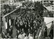 Fotografia de Américo Tomás visitando a Feira Internacional das Indústrias de Lisboa