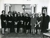 Fotografia de Américo Tomás, acompanhado por Gertrudes Rodrigues Tomás no Palácio Nacional de Belém, por ocasião de um almoço oferecido em honra de ministros do governo cessantes