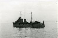 Fotografia dum navio de guerra da Marinha Portuguesa, durante uns exercícios navais