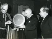 Fotografia de Américo Tomás no Palácio Nacional de Belém, acompanhado por Manuel Gonçalves Cerejeira, presidindo à entrega solene por Maximiliano Fuerstenberg da Ordem da Espora de Ouro